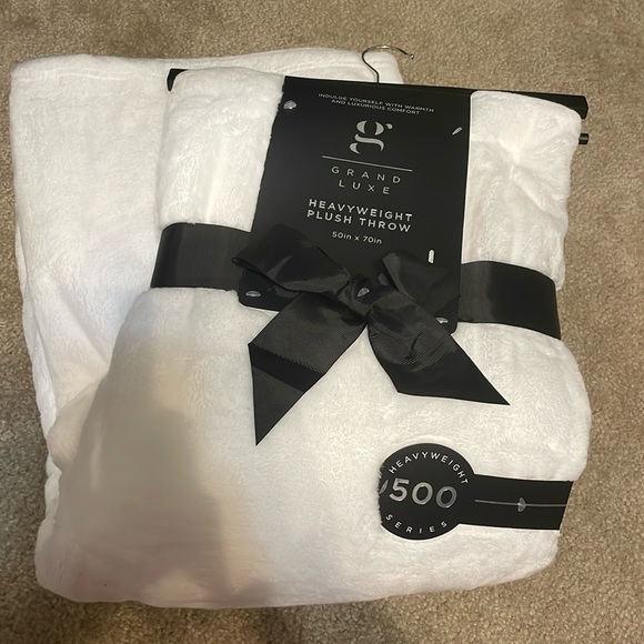 Grand Luxe heavyweight white plush throw blanket - Picture 1 of 6